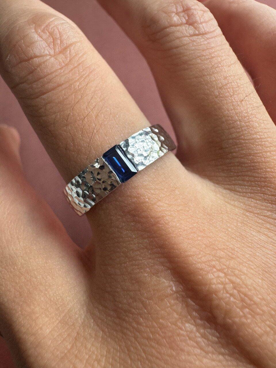 The Azure Signet | Men‘s Baguette Sapphire Band