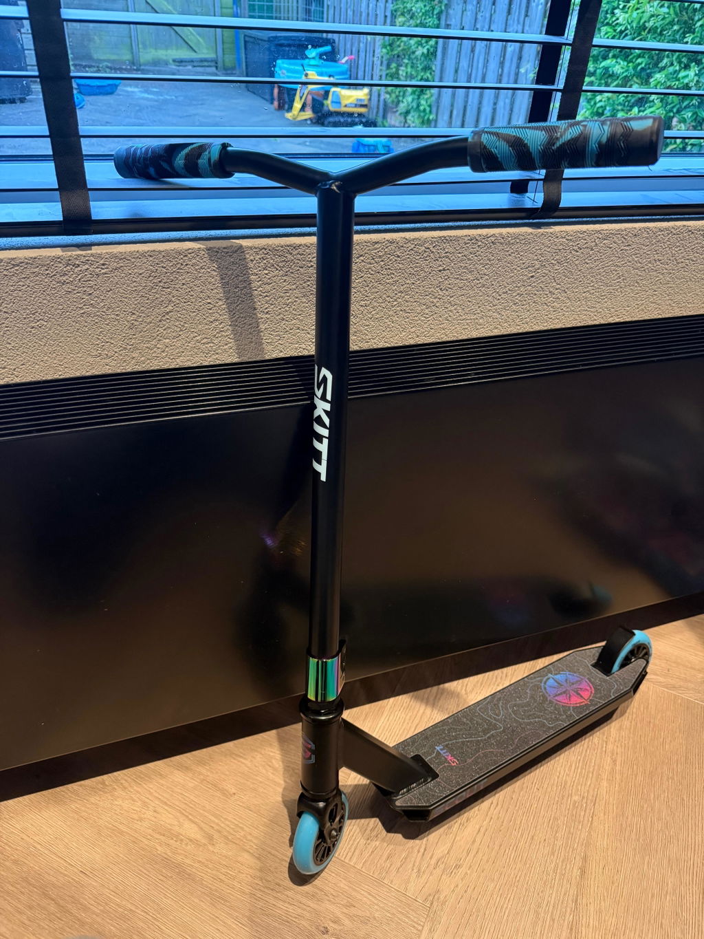 Skitt Stuntstep Scout Zwart - Neochrome 75cm