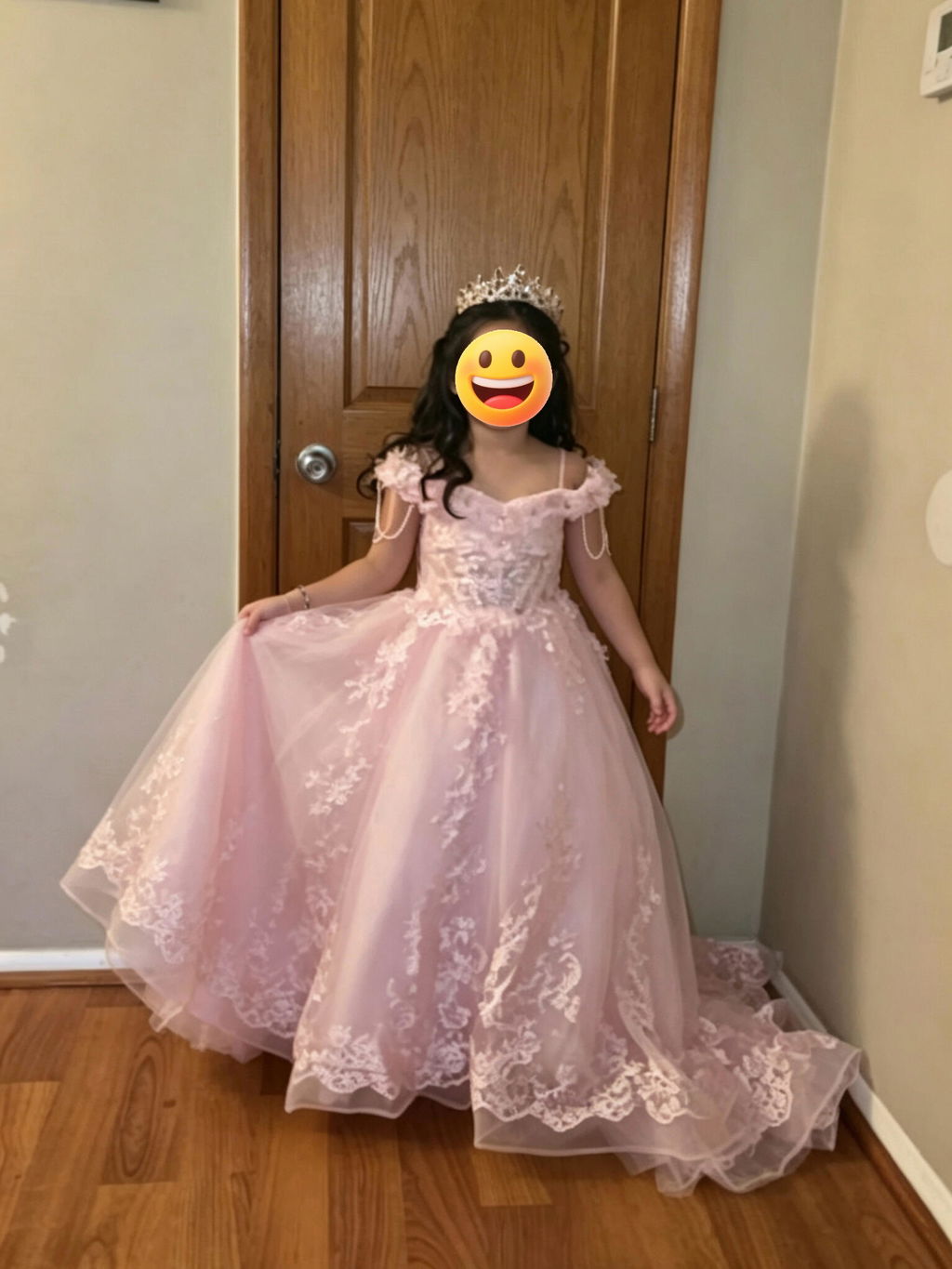 Sunnypetal Princess Off-the-Shoulder Lace Appliqué Tulle Ball Gown Flower Girl Dress with Bow