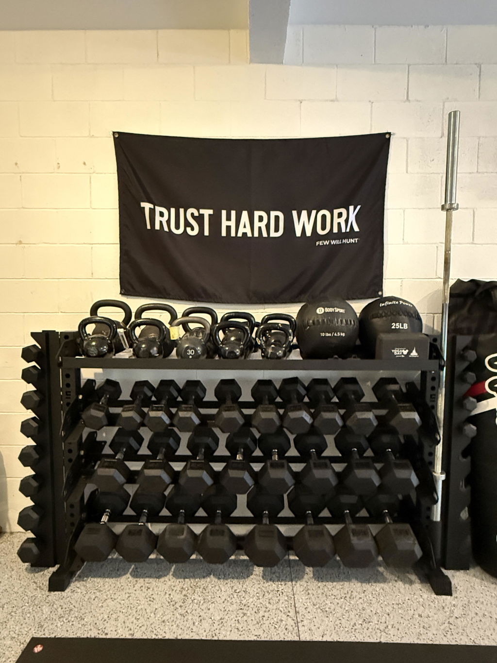Alpha | 4-Tier Horizontal Rack | Single Post