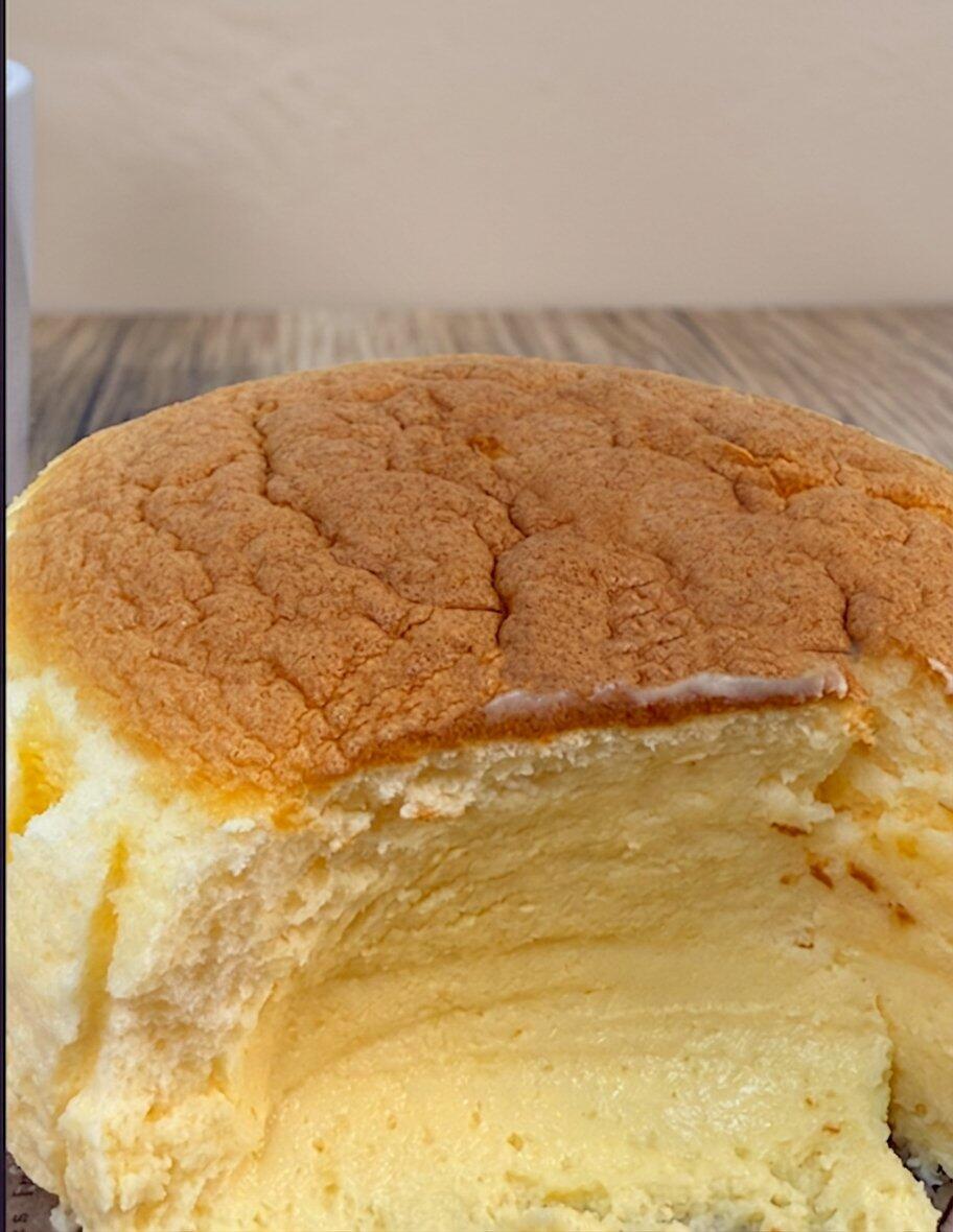 バスク×スフレチーズケーキ｜濃厚なコクとやさしい食感の二層スイーツ