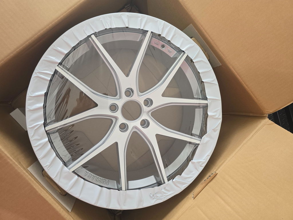 Ferrada FR2 20x9 +35mm Silver Machined Face Center / Chrome Lip