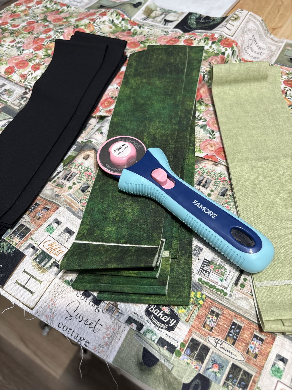 Famoré Rotary Cutter + 10-Pack Titanium Blades
