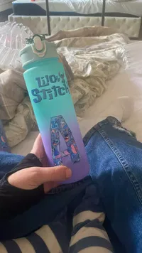 בקבוק שתייה בעיצוב סטיץ' עם אות אישית - 750 מ"ל, קשית וסגירה נוחה