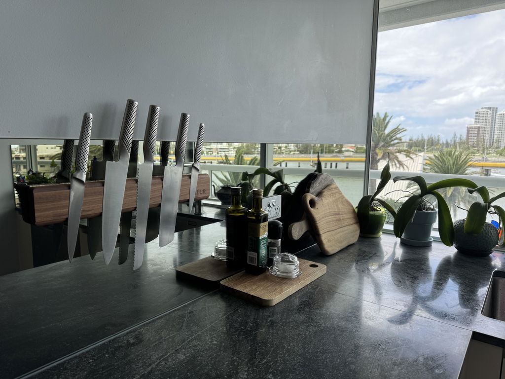 VEUR Black Walnut Magnetic Knife Holder