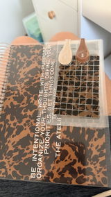 PACK AGENDA CAREY MARRÓN DIARIA + CUADERNO