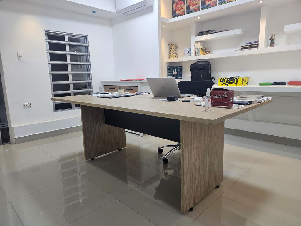 Escritorio Turco, Chocolate y Wengue, con Amplio Espacio de Trabajo