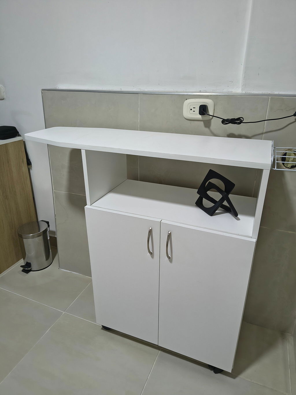 Mesa para Planchar Tambo, Blanco, con Amplia Superficie y Forro Acolchado Ajustable