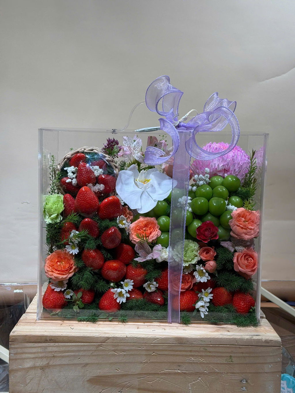 Giỏ Quà Trái Cây Cherry, Dâu Tây và Hoa Tươi - Món Quà Cao Cấp Sang Trọng