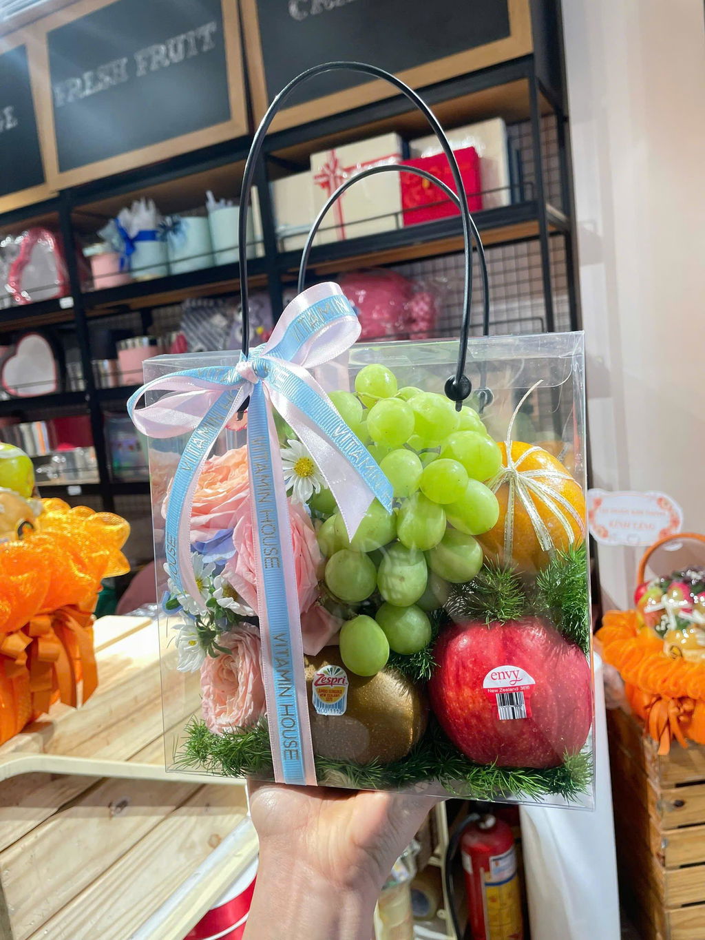 Giỏ Quà Trái Cây Nhỏ Gọn Thanh Lịch Món Quà Dành Cho Bạn Nữ Dễ Thương
