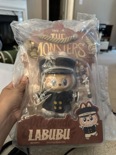 POP MART The Monsters De Vliegende LABUBU Series Captain Vinyl Plush Hanging Card, POP LAND Exclusive
