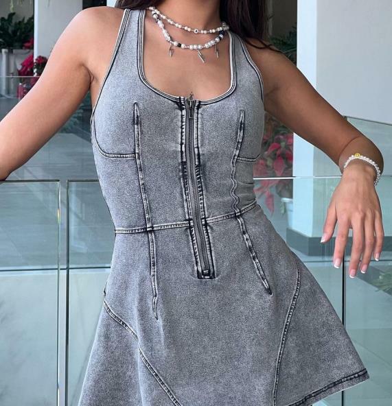 wiskii denim dress デニムドレスを超えた女性| WISKIIアクティブ shape neckline Removable paddings Built wiskii denim dress Beyond Denim