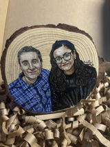 Retrato personalizado pintado a mano sobre rodaja de madera