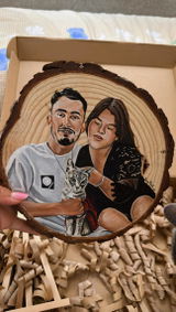 Retrato personalizado pintado a mano sobre rodaja de madera