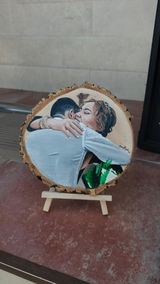 Retrato personalizado pintado a mano sobre rodaja de madera