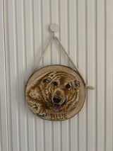 Retrato de mascota pintado a mano en rodaja de madera — regalo personalizado